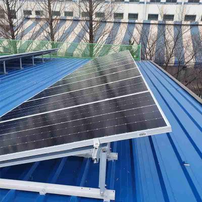 staffa triangolare regolabile per tetti piani per montaggio solare