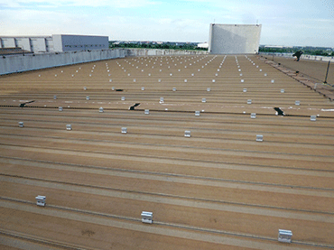 Diverse tipologie di centrali fotovoltaiche distribuite su tetto.